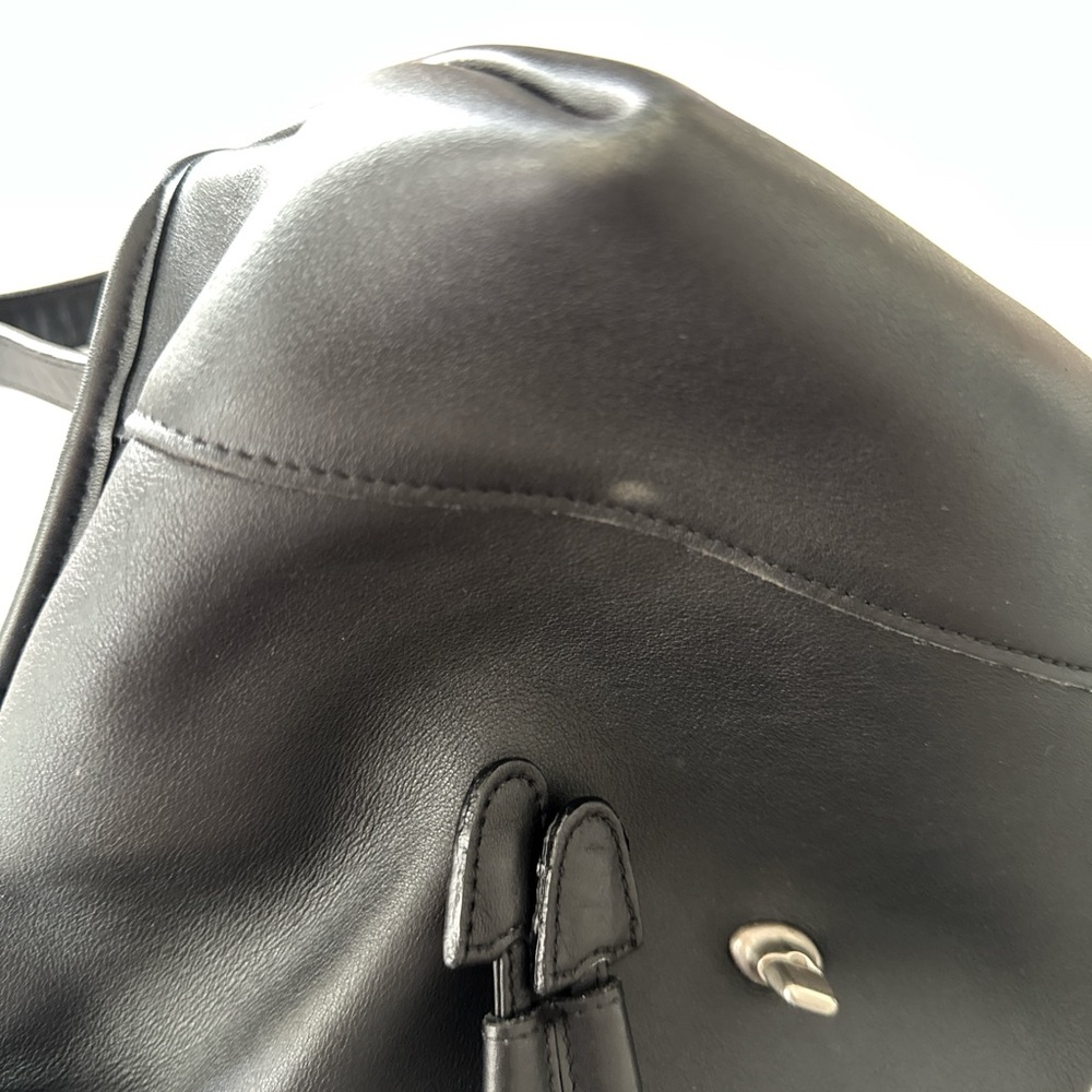 Vintage Coach Daypack style 9960 in Black with Nickle Hardware 🖤🤍 - Picture 5 of 7
